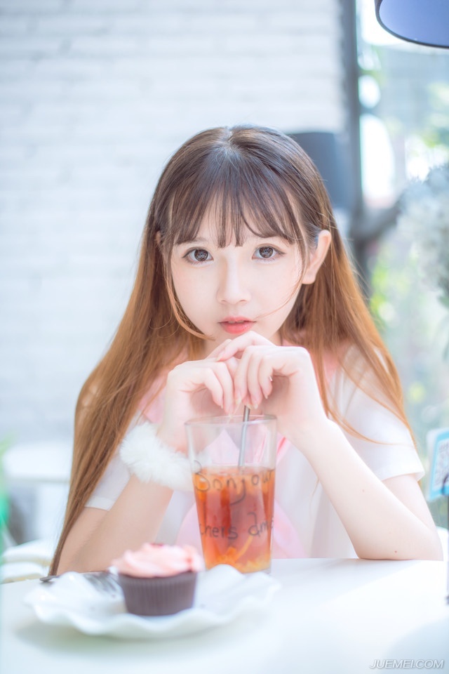 “刘璝是被算计的，这点没错，但他本人不知道，换做是你，若主公淫辱了你的妻子，你会怎样？”庞统没好气的翻了翻白眼道。