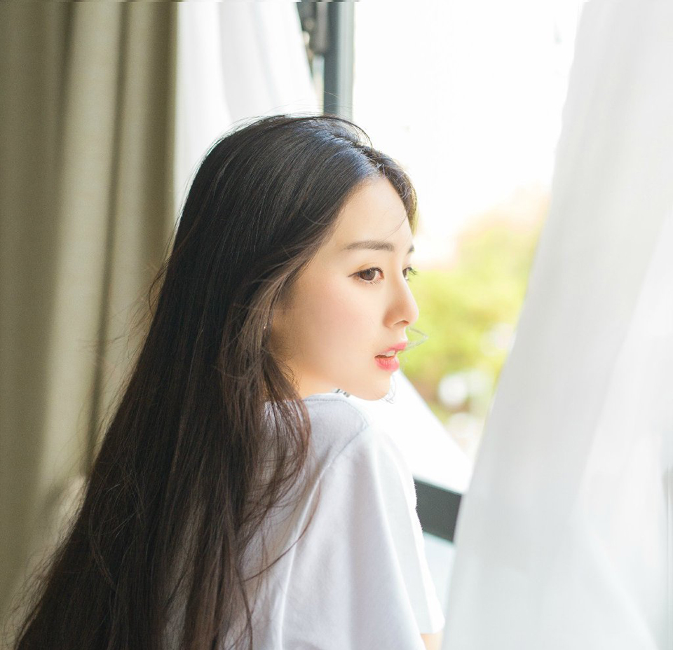 “这一仗，对周瑜来说很重要，若赢了，有了荆州这块地方，可以缓和江东内部的矛盾，但如果败了，江东内部矛盾日益激化，而他的存在，就成了这个矛盾的焦点，所以……”贾诩没有说完，而是微笑着看向吕布。